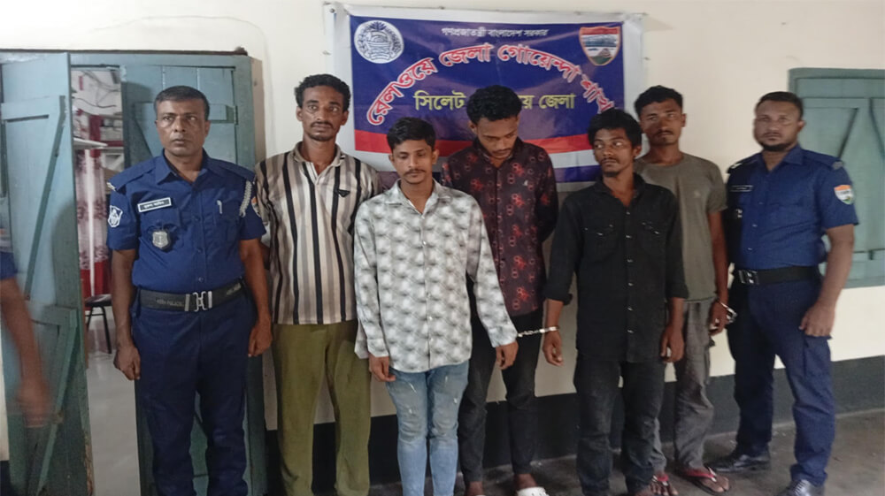 আখাউড়ায় প্রকাশ্যে গাঁজা সেবন, ৫ জনের বিভিন্ন মেয়াদে সাজা