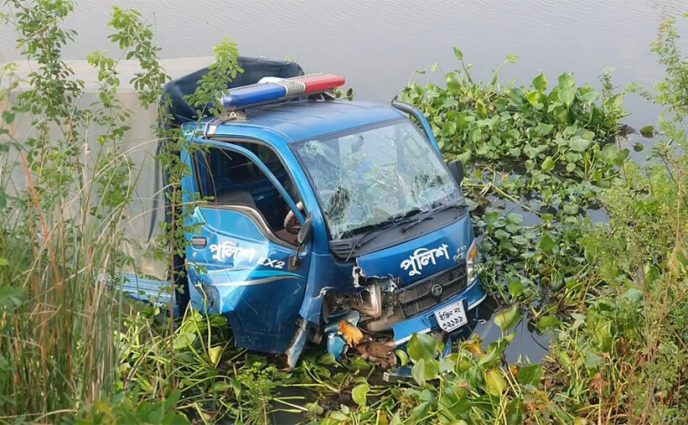 ব্রাহ্মণবাড়িয়ায় পুলিশের পিকআপ খাদে পড়ে আহত ৫