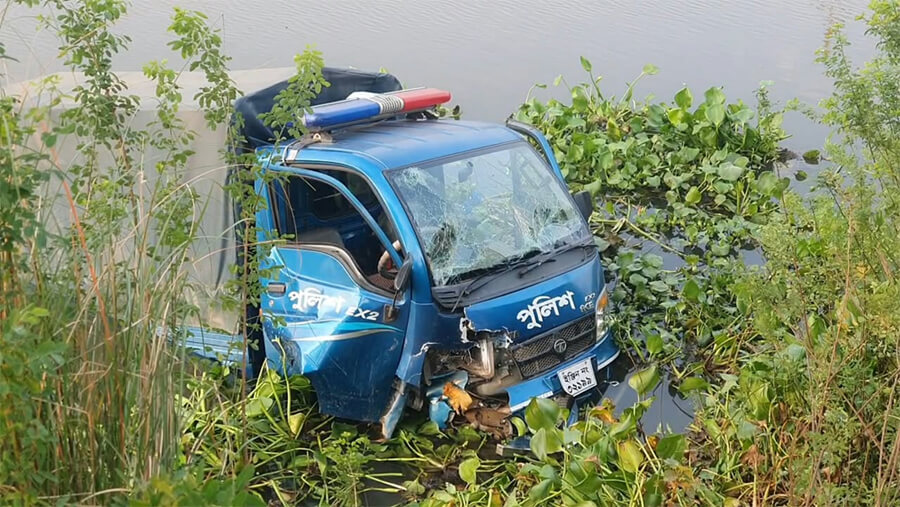 ব্রাহ্মণবাড়িয়ায় পুলিশের পিকআপ খাদে পড়ে আহত ৫