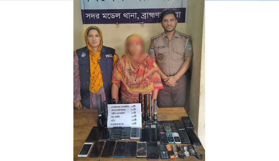 হারানো ফোনের লোকেশন ধরে অভিযান, ব্রাহ্মণবাড়িয়ায় ২৪ মোবাইলসহ বিভিন্ন পণ্য উদ্ধার