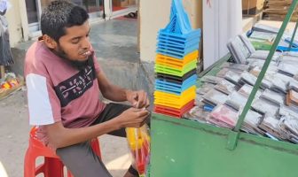 বাবা-ভাইকে হারিয়ে নিঃস্ব, তবু ভিক্ষা নয়—নিজের পায়ে দাঁড়াতে চান আরিফ
