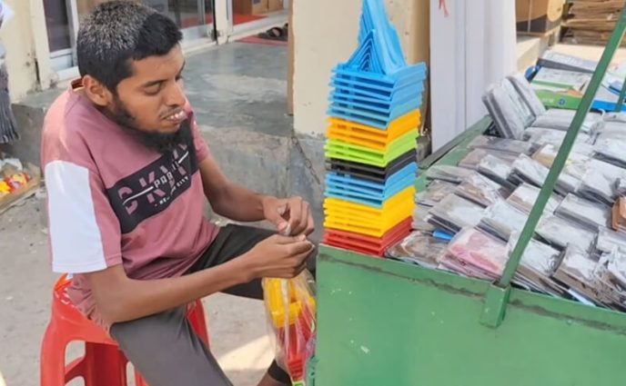 বাবা-ভাইকে হারিয়ে নিঃস্ব, তবু ভিক্ষা নয়—নিজের পায়ে দাঁড়াতে চান আরিফ