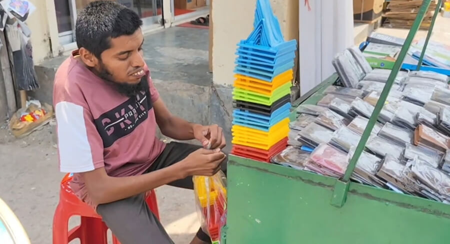 বাবা-ভাইকে হারিয়ে নিঃস্ব, তবু ভিক্ষা নয়—নিজের পায়ে দাঁড়াতে চান আরিফ