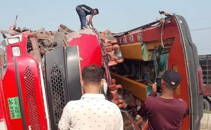 ব্রাহ্মণবাড়িয়ায় ভয়াবহ বাস-ট্রাক সংঘর্ষ, প্রাণ গেল ২ যাত্রীর