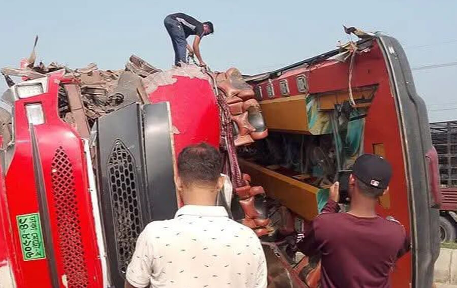 ব্রাহ্মণবাড়িয়ায় ভয়াবহ বাস-ট্রাক সংঘর্ষ, প্রাণ গেল ২ যাত্রীর